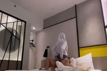 Bermain Jari Di Atas Kasur Dengan Posisi Menantang